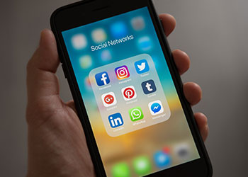 iPhone mit Social Media Apps