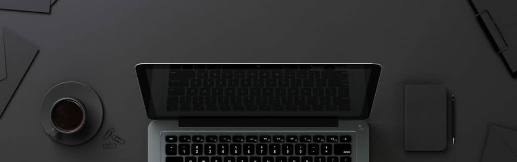 Computer steht auf einem schwarzen Tisch