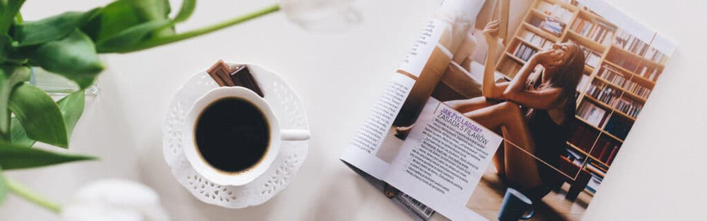 Kaffee und Zeitschrift
