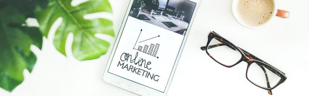 Tablett mit der Aufschrift Online Marketing